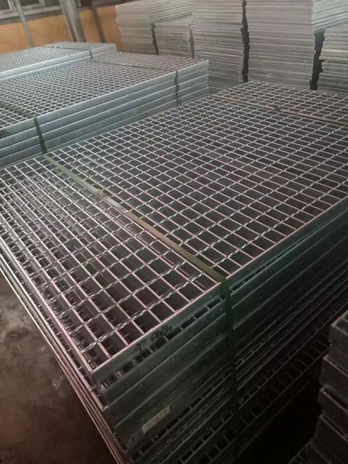 宁鹏镀锌钢格板的生产流程解析 从原材料到建筑材料的加工之路